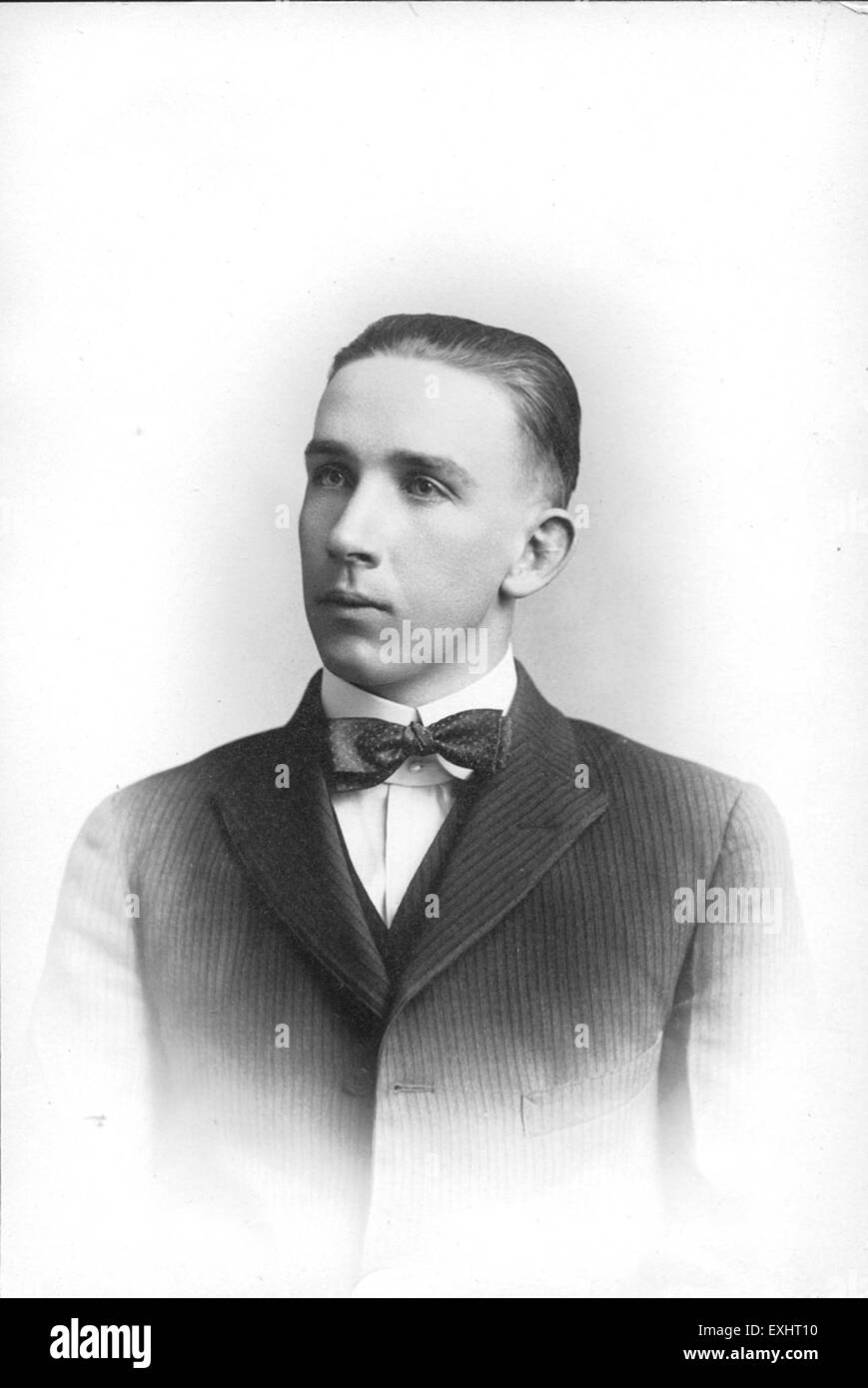 Dieses Porträt zeigt einen nicht identifizierten jungen Mann aus dem frühen 19. Jahrhundert. Das Gemälde zeigt die Kleidung und die Frisur des jungen Mannes, die typisch für diese Zeit sind, und bietet einen Einblick in die Modetrends der Zeit. Stockfoto