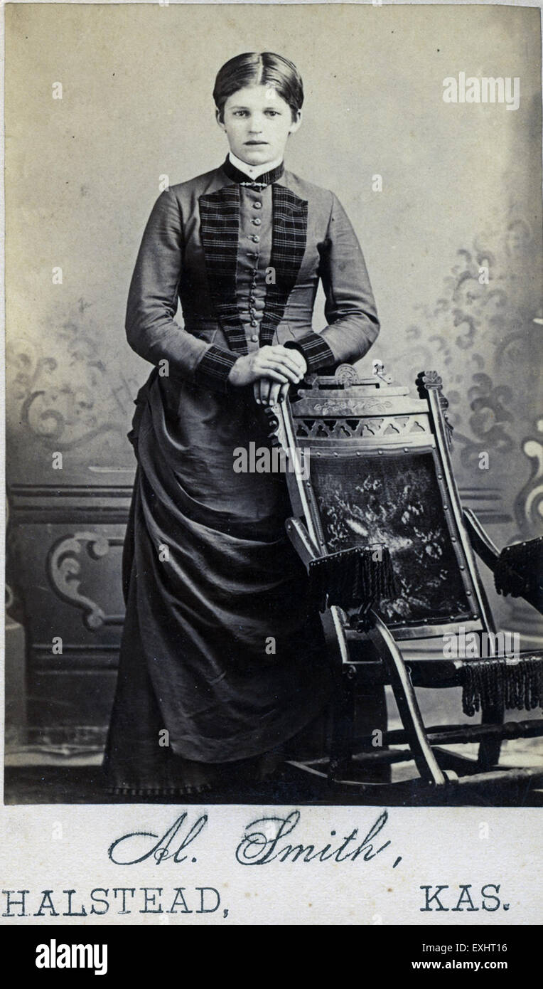 Dieses Foto zeigt eine nicht identifizierte junge Frau aus Halstead, Kansas, die amerikanische Mode des frühen 20. Jahrhunderts zeigt. Das Bild bietet einen Einblick in die lokalen Kleiderstile und gesellschaftlichen Trends der damaligen Zeit und betont Einfachheit und Eleganz. Das Foto fängt den Geist des ländlichen Amerikas in dieser Zeit ein und repräsentiert das tägliche Leben in den frühen 1900er Jahren Stockfoto