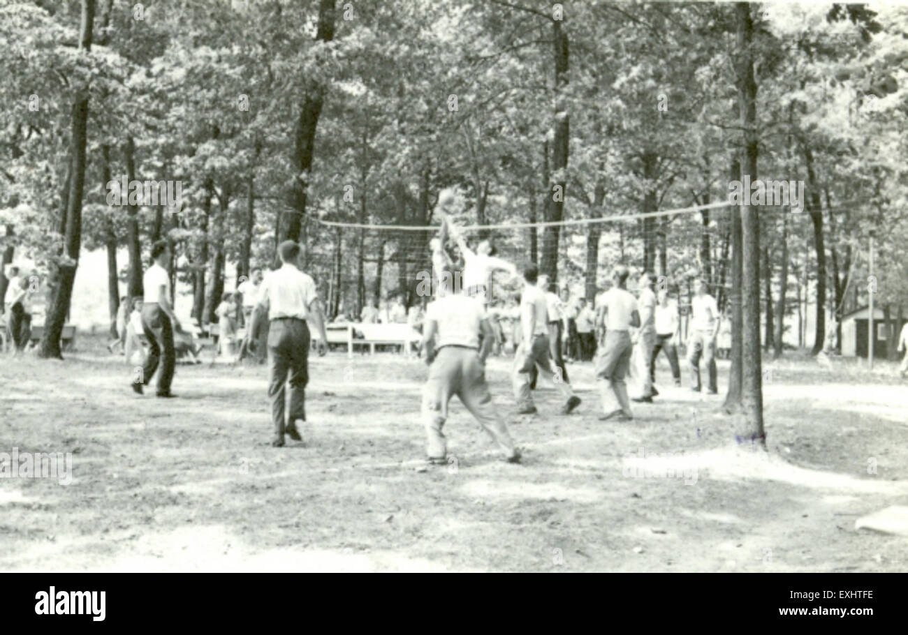Dieses Foto zeigt ein Volleyballspiel im Goshen College, bei dem Athleten in einer Halle antreten. Das Bild verdeutlicht den Wettkampfcharakter des Hochschulsports und die Leichtathletik der Spieler sowie das Engagement der Schule für die Förderung des Sports. Stockfoto