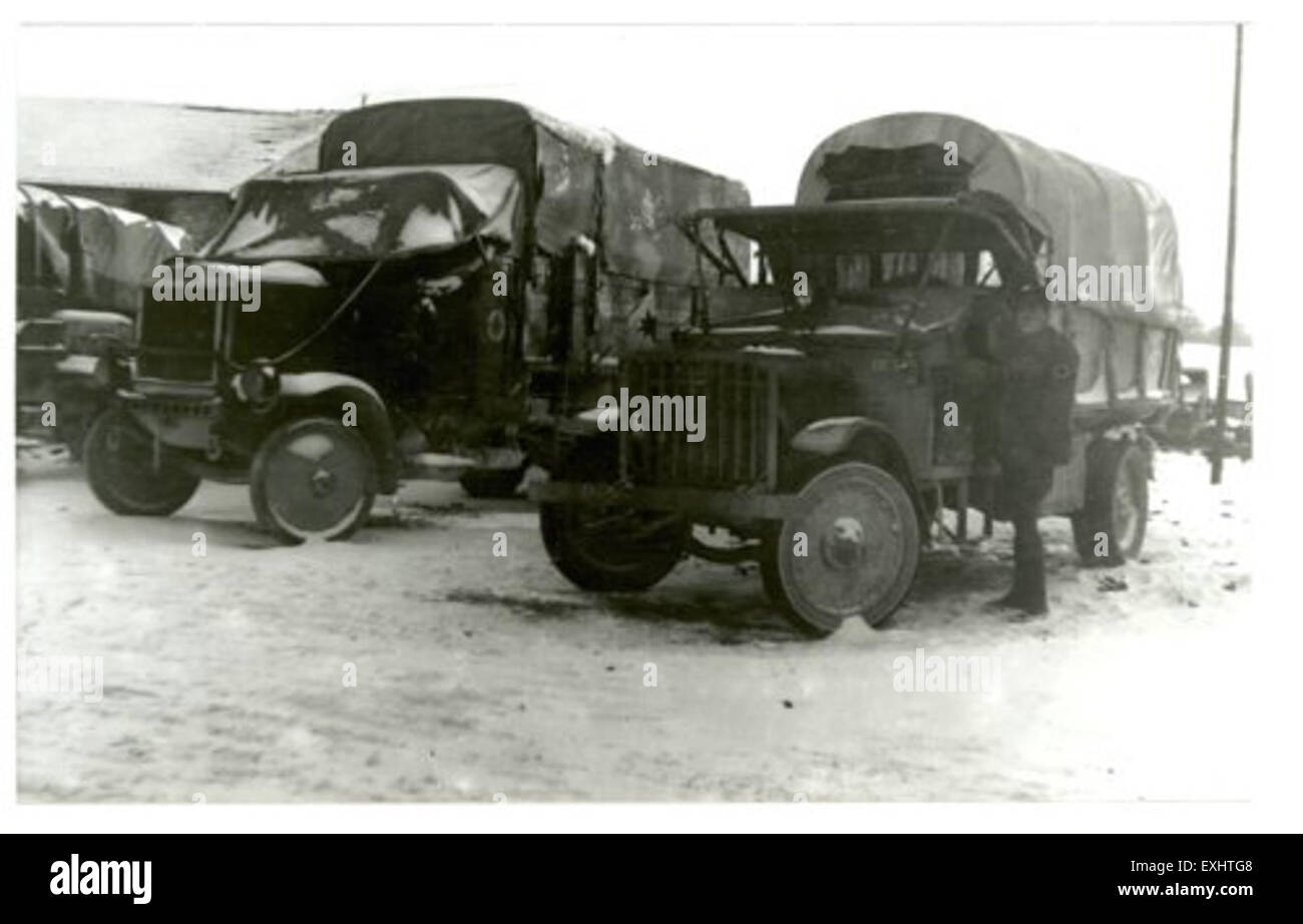 Ein Foto aus dem Jahr 1919, das einen Freiwilligen des Roten Kreuzes zeigt, der neben einem Lastwagen im Winter steht und die humanitären Bemühungen während der Zeit nach dem Ersten Weltkrieg symbolisiert. Stockfoto