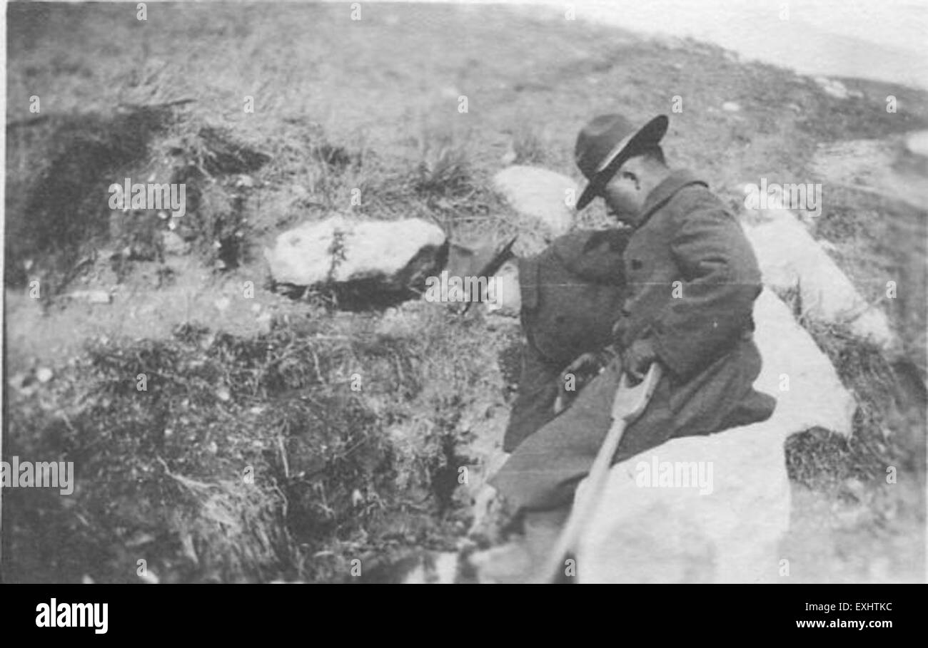 Ein Spaziergang durch das Internierungslager Nr. 2 bietet eine historische Perspektive auf seine Nutzung während des Krieges. Dieses Lager wurde während des Zweiten Weltkriegs für die Internierung von Einzelpersonen genutzt, und die Tour bietet Einblicke in die Bedingungen und Erfahrungen der Inhaftierten. Stockfoto
