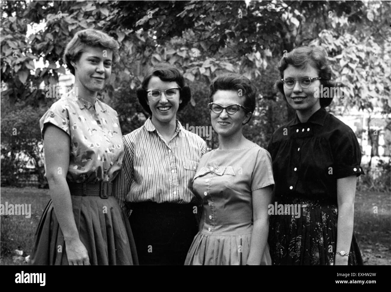 Dieses Bild zeigt die wachsende Beteiligung von Frauen an verschiedenen religiösen Berufen innerhalb christlicher Konfessionen. Die zunehmende Beteiligung von Frauen in Führungspositionen innerhalb der Kirche ist ein wichtiger Aspekt moderner religiöser Praktiken und der Gleichstellung der Geschlechter. Stockfoto