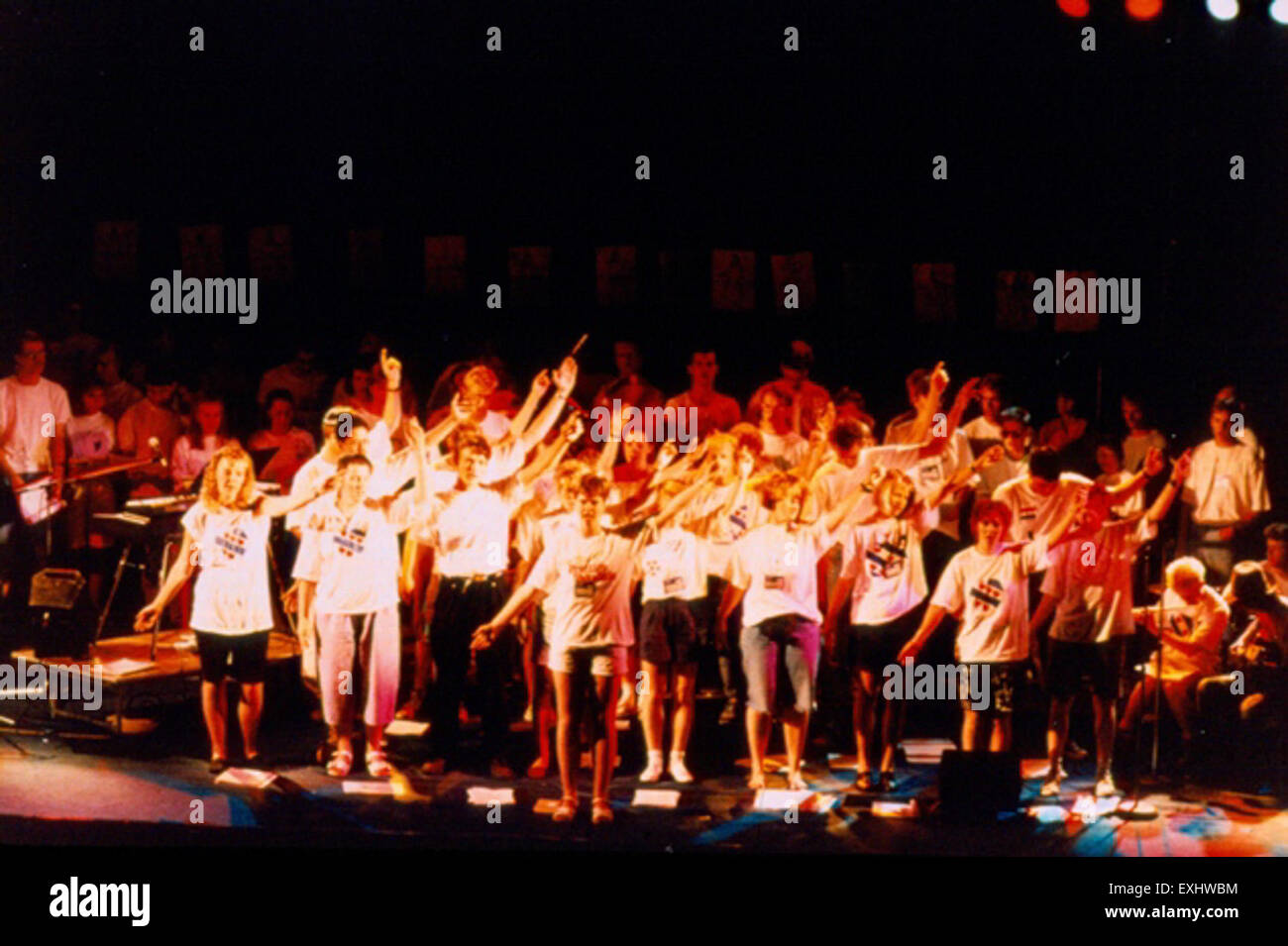 Auf der Jugendkonferenz in Winnipeg, Manitoba, Kanada, versammelten sich mennonitische Jugendliche aus aller Welt, um über Glauben, Gemeinschaft und kulturelle Einheit zu diskutieren. Diese Veranstaltung hob die Beteiligung der mennonitischen Gemeinschaft an religiösen und sozialen Fragen hervor. Stockfoto