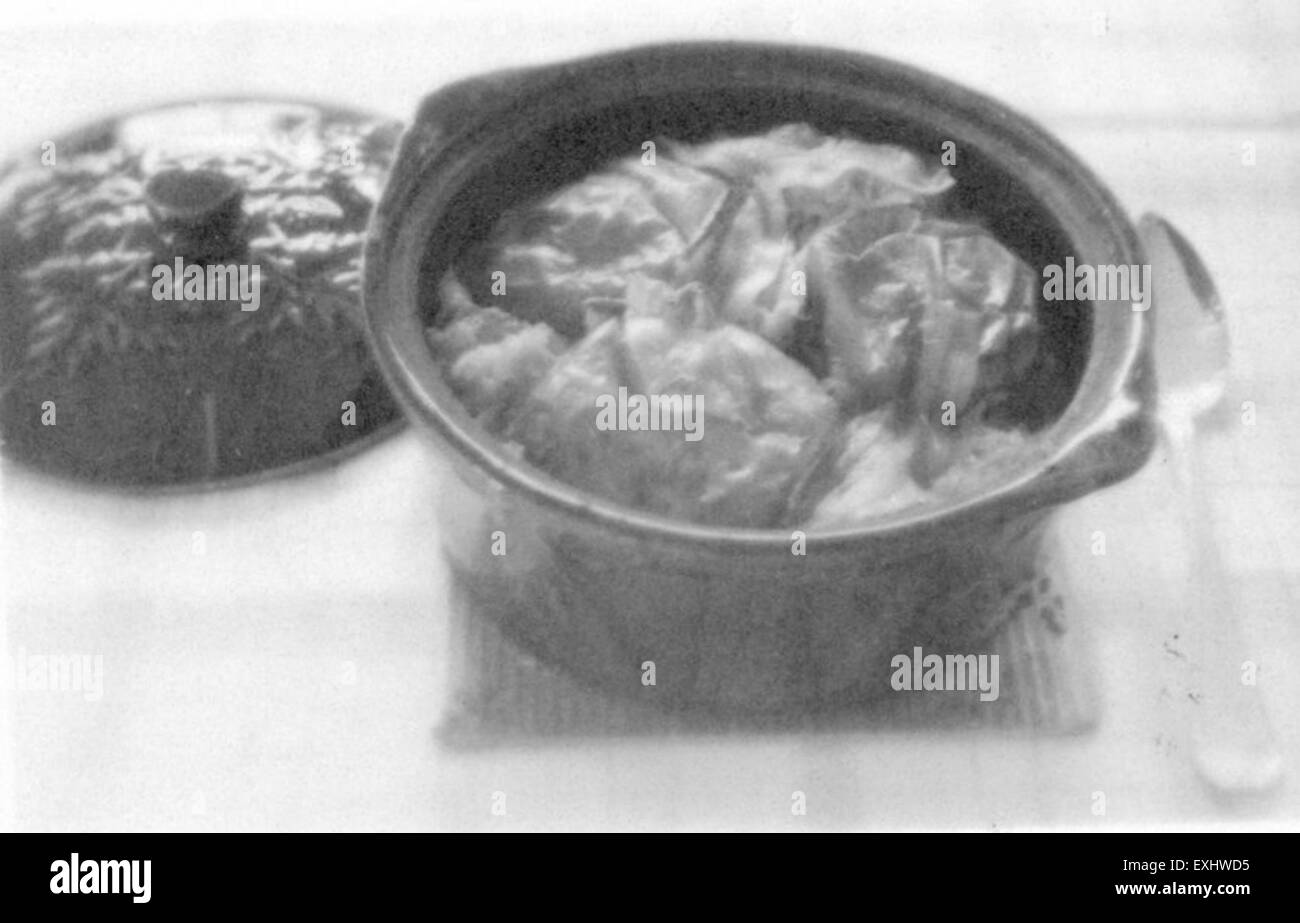 Gebackenes Sauerkraut mit Äpfeln ist ein traditionelles Gericht aus Goshen, Indiana, das den würzigen Geschmack von Sauerkraut mit der Süße von Äpfeln verbindet. Dieses Gericht spiegelt regionale kulinarische Praktiken und lokale Aromen aus dem Mittleren Westen wider. Stockfoto