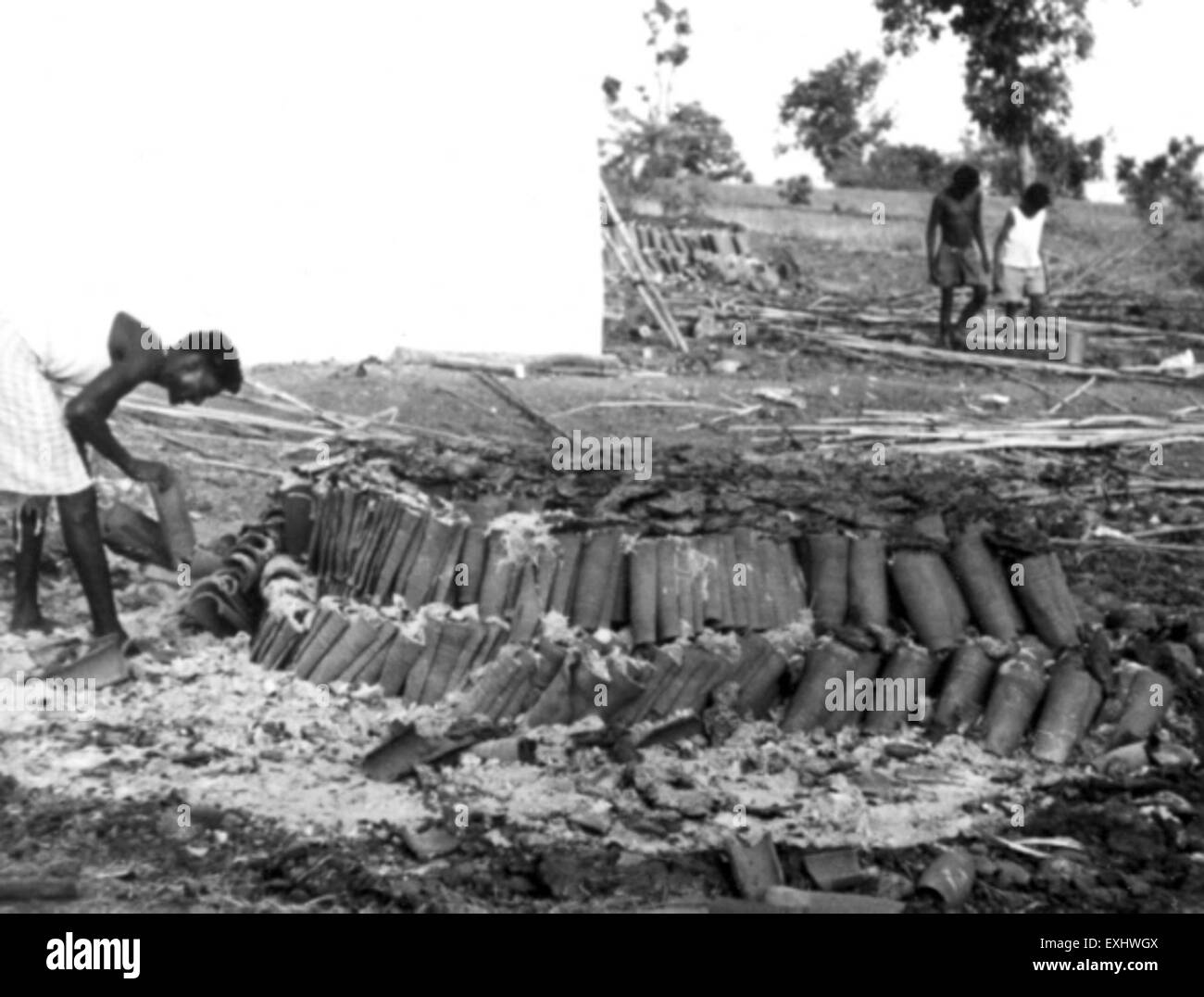 Diese Fliese wurde ab 1962 für das Dach einer Kirche in Nagar, Indien, verwendet. Hergestellt in Bihar, ist es ein Beispiel für traditionelle Dachmaterialien, die in religiösen Gebäuden in Indien verwendet werden, und zeigt das handwerkliche und kulturelle Erbe der Region. Stockfoto