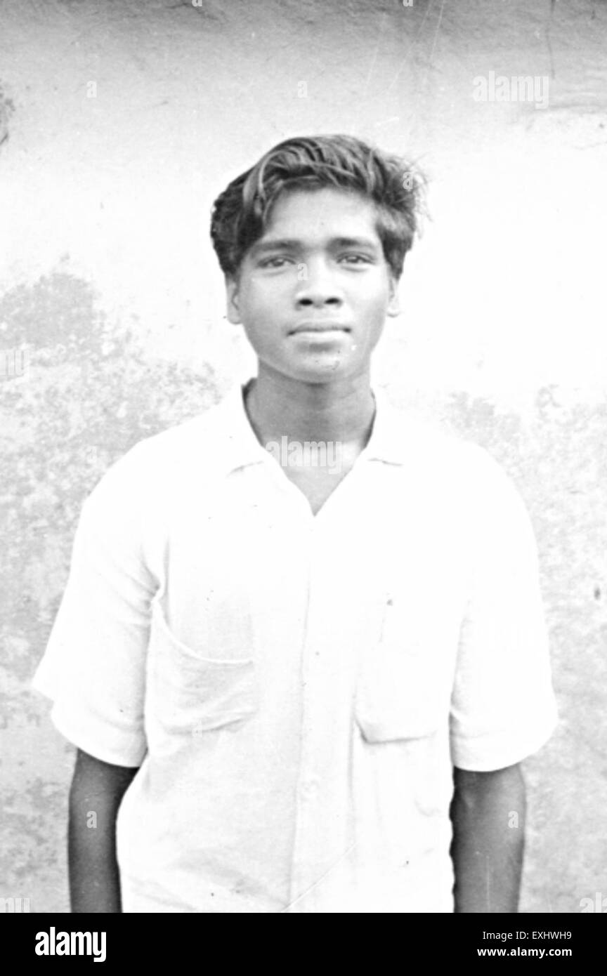 Die Taufe von A.K. Toppo, die 1963 in Indien stattfand, ist ein bedeutendes religiöses Ereignis. Diese Zeremonie wurde vom Mennonite Board of Missions organisiert und zeigt den Einfluss der christlichen Missionsarbeit in Indien. Stockfoto