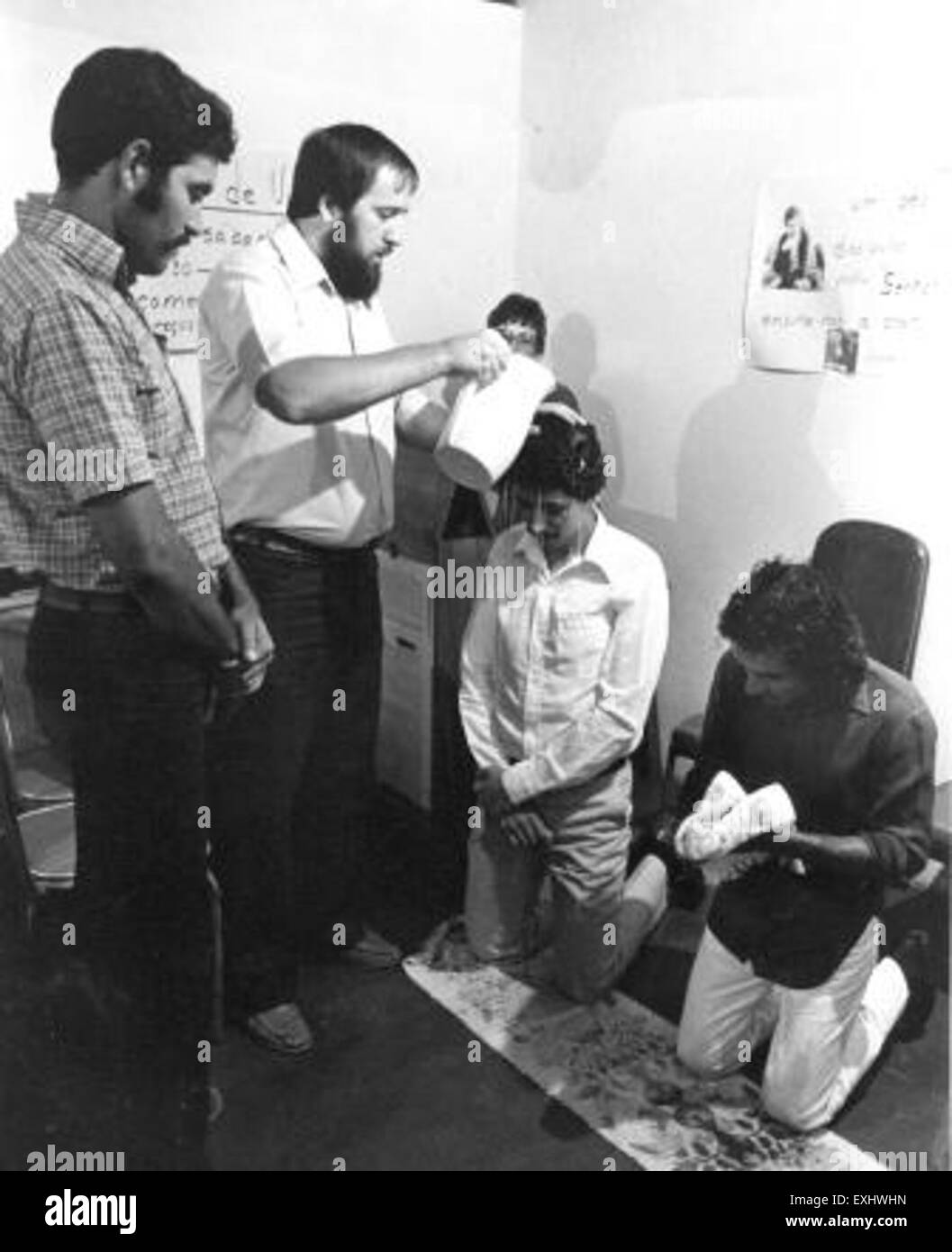 Dieses Bild stellt eine Taufzeremonie in Brasilien dar, die vom Mennonite Board of Missions organisiert wird und sich auf die Missionsarbeit in der Region konzentriert. Sie spiegelt die religiöse und kulturelle Bedeutung der Taufe im Kontext des mennonitischen Glaubens und der mennonitischen Praxis in Brasilien wider. Stockfoto