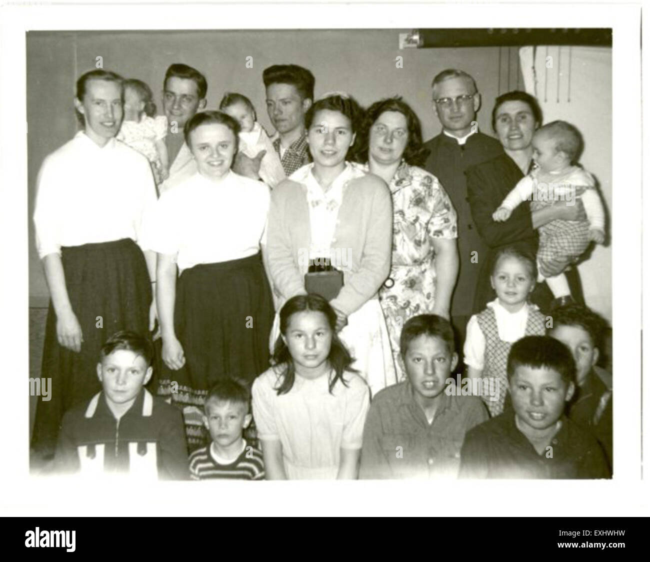 Ein historisches Foto, das einen Taufgottesdienst in Calling Lake, Alberta, dokumentiert, an dem verschiedene Gemeindemitglieder beteiligt sind. Diese Veranstaltung ist mit den mennonitischen Traditionen verbunden und wurde vom Mennonite Board of Missions organisiert. Stockfoto