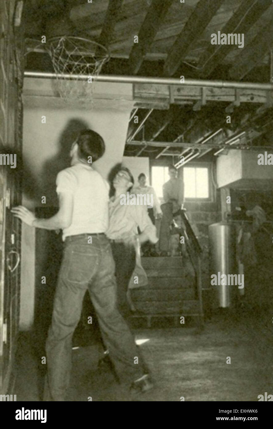Dieses Bild zeigt ein Basketballspiel an der Johnstown Mennonite School in Pennsylvania, bei dem Schülerinnen und Schüler in einer High School Basketball-Umgebung und die Bedeutung des Sports in mennonitischen Gemeinden gezeigt werden. Stockfoto