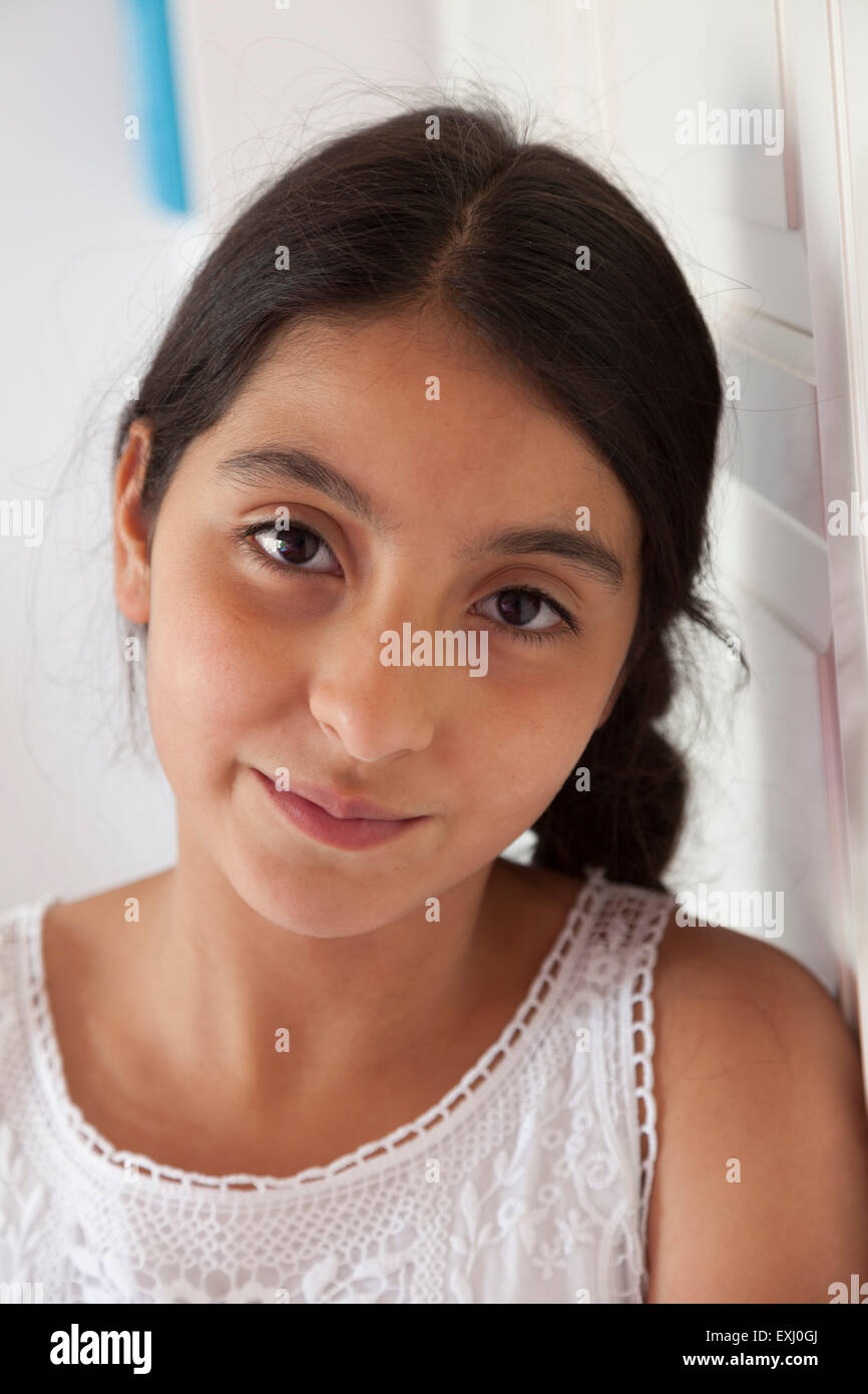Porträt eines verträumten Mädchens in ihrem Zimmer Stockfoto