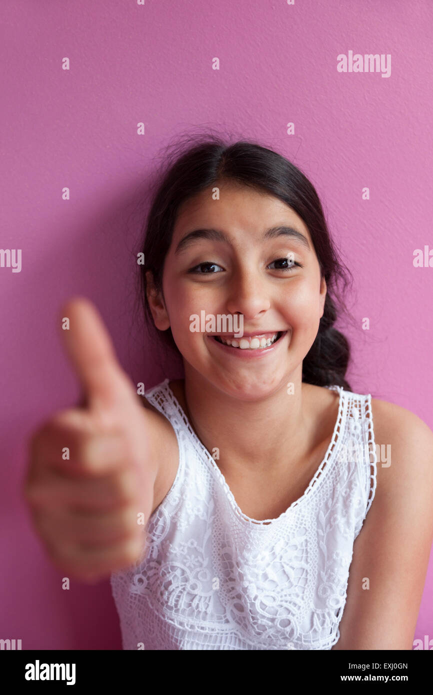Glücklich Teenager-Mädchen mit Daumen Geste Stockfoto