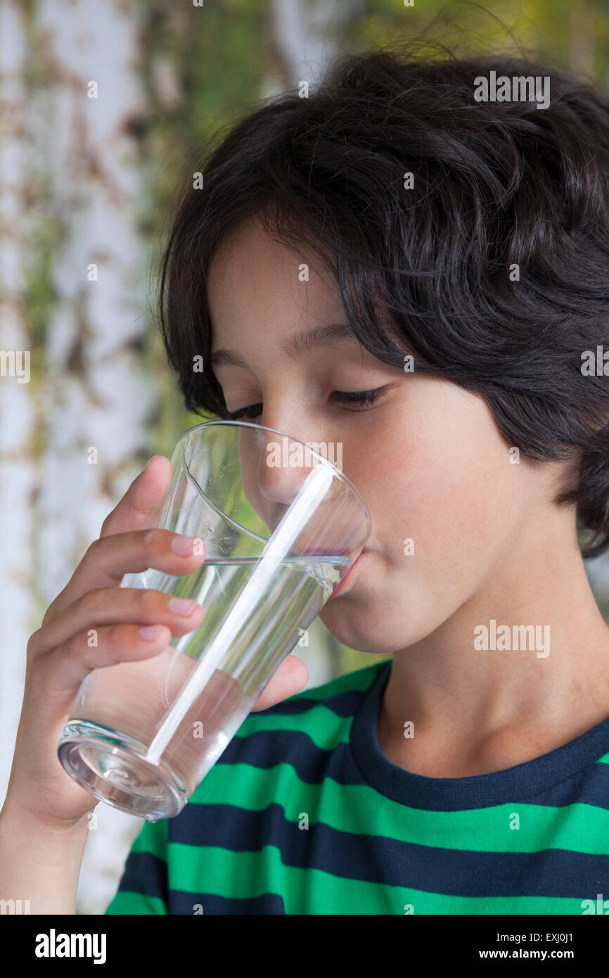 Teenager trinken ein Glas Wasser Stockfoto