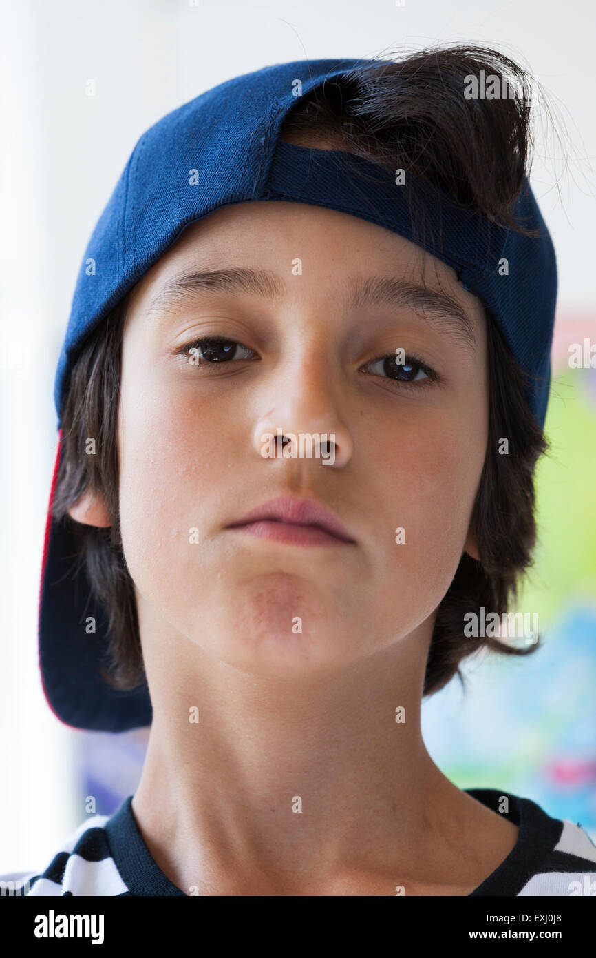 Portrait eines anspruchsvollen zehn Jahre alten Jungen mit einer Kappe Stockfoto