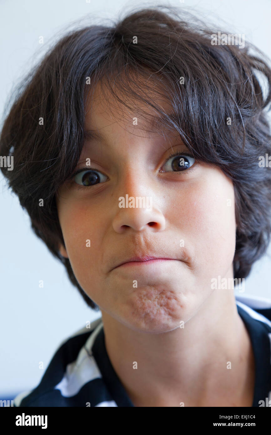 Porträt eines erstaunt zehn Jahre alten Jungen Stockfoto
