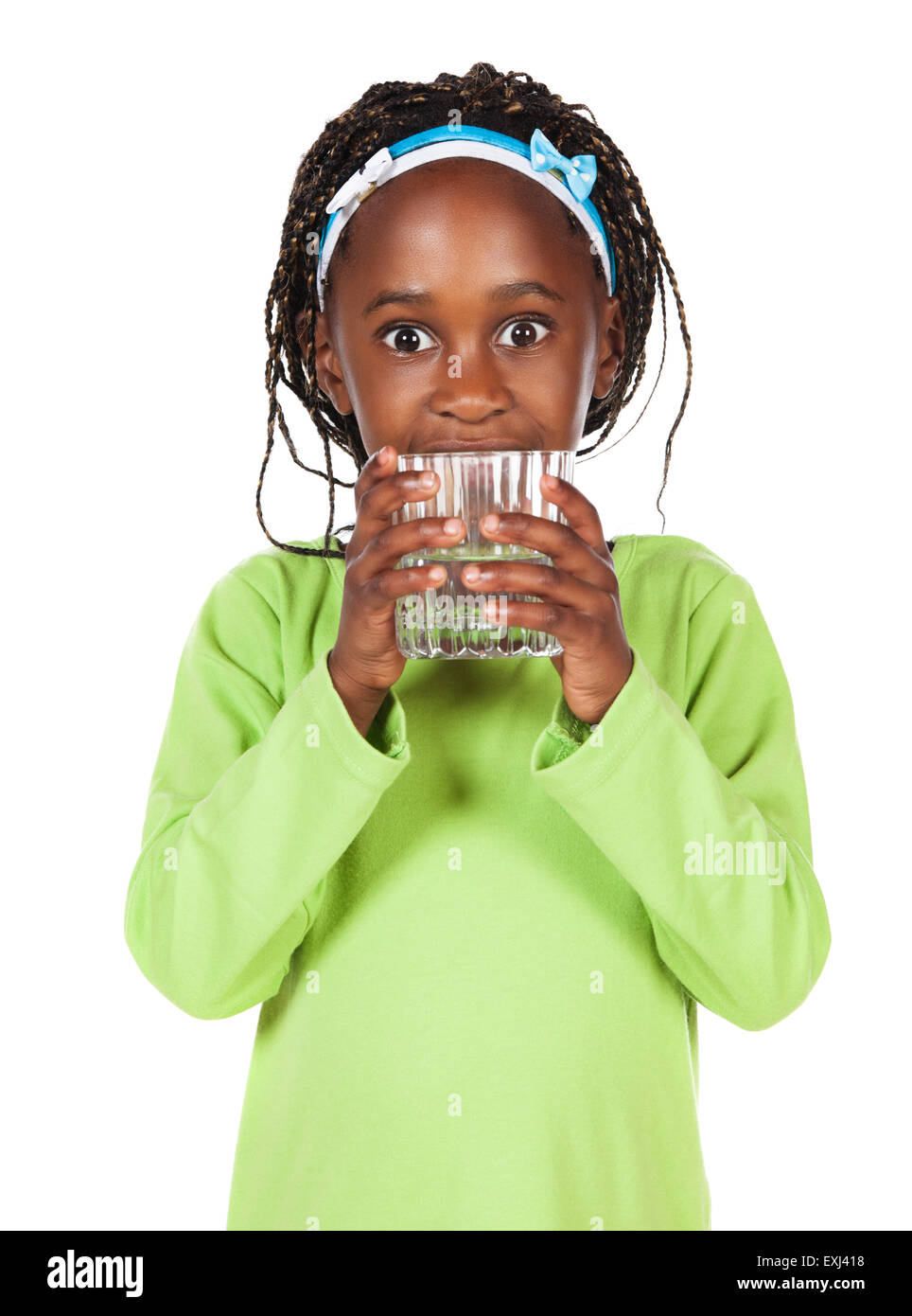 Entzückenden kleinen afrikanischen Kind mit Zöpfen trägt ein leuchtendes grünes Hemd. Das Mädchen hält ein klares Glas Wasser. Stockfoto