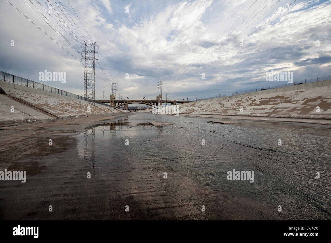 Trüben Wolken über düstere Los Angeles River in Süd-Kalifornien. Stockfoto