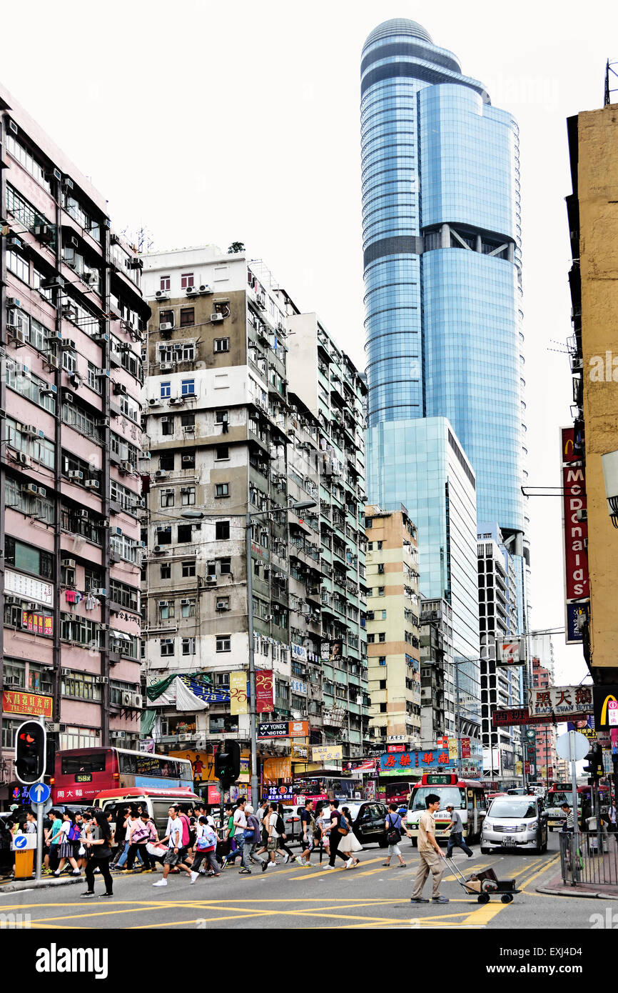 Belebte Straße mit Werbung Schilder Mong Kok (Nathan und Waterloo Road Argyle Street Bezirk) Kowloon Hong Kong China Stockfoto