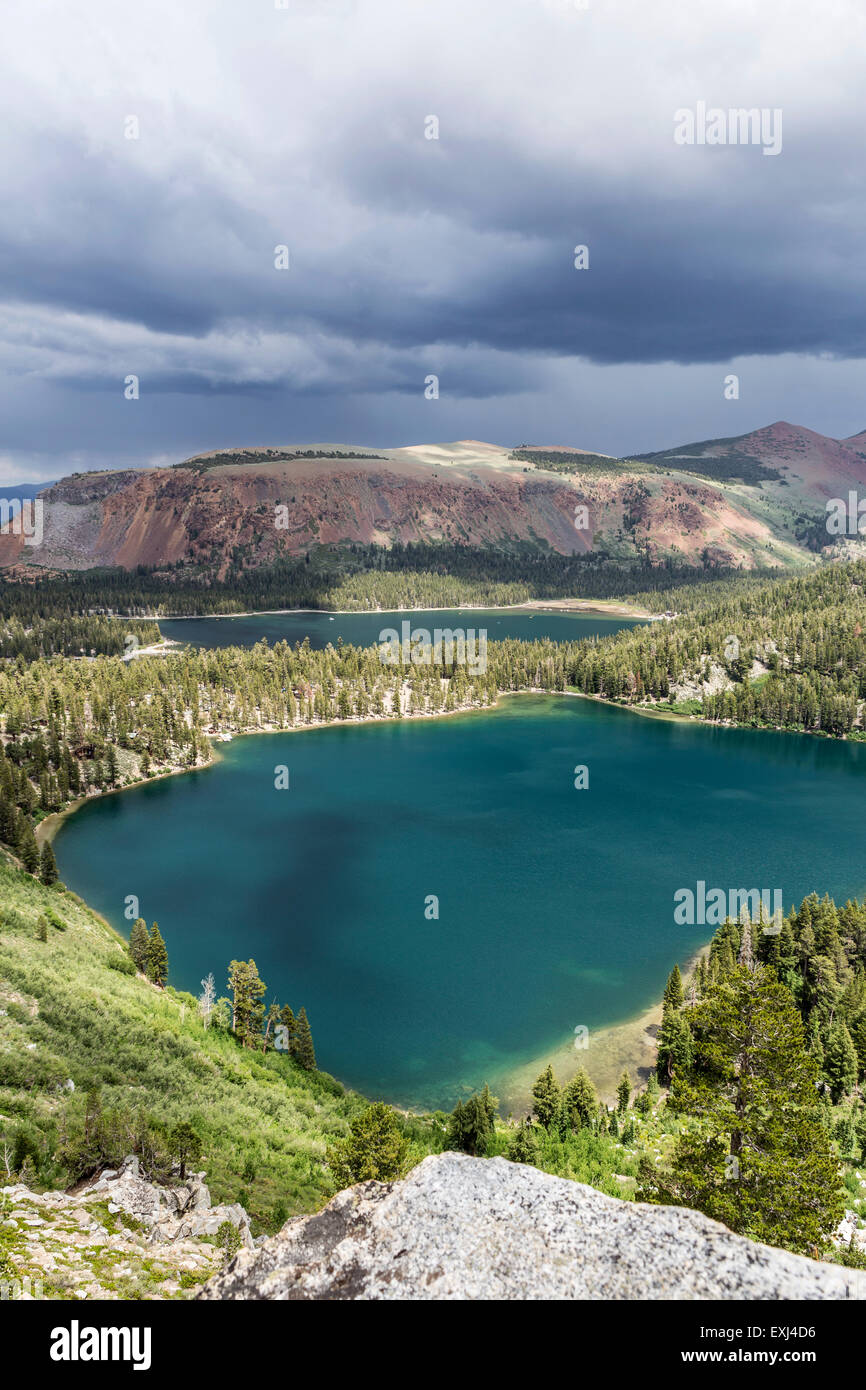 Sommergewitter über Lake Mary und Lake George in der kalifornischen Sierra Nevada Mammoth Lakes. Stockfoto