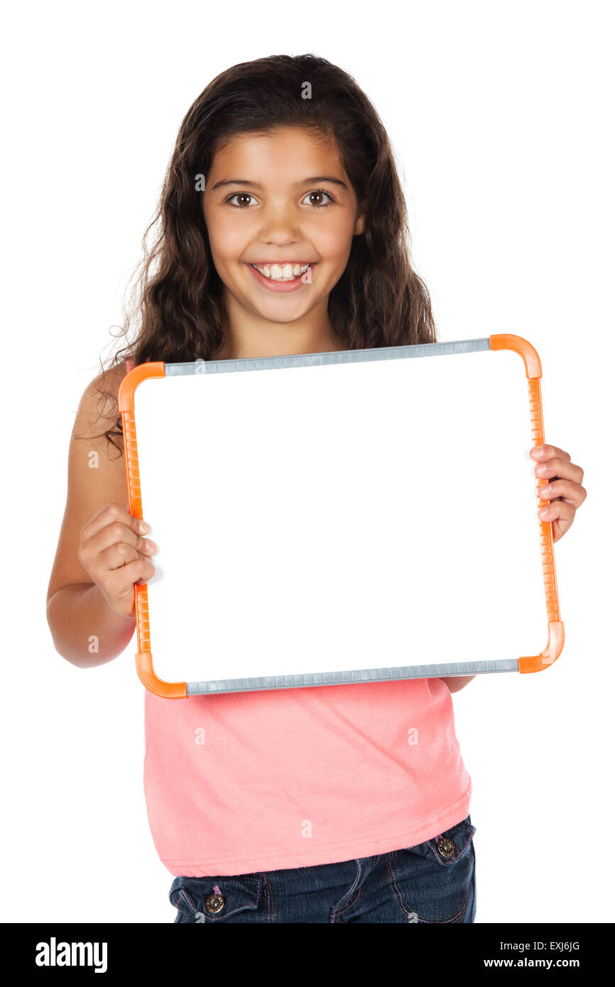 Ziemlich niedlich kaukasische Mädchen trägt ein pinkes Top und blaue Jeans. Das Mädchen hält eine kleine Tafel und lächelt in die Kamera. Stockfoto