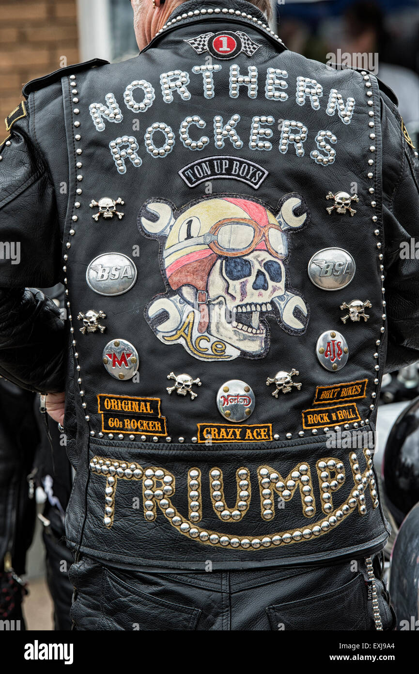 Rocker Lederjacke in Stollen, Patches oder Abzeichen abgedeckt. Tonne, Tag, Jacks Hill Cafe, Towcester Northamptonshire, England. Stockfoto