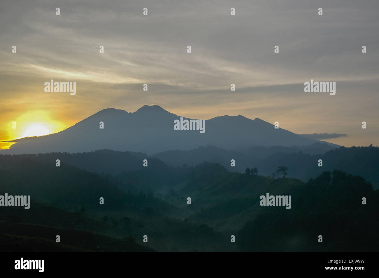 Geographische Besonderheit des Berges Pangrango (links) und des Berges Gede (rechts) von Benda aus gesehen in Cicurug, Sukabumi, West Java, Indonesien. Stockfoto