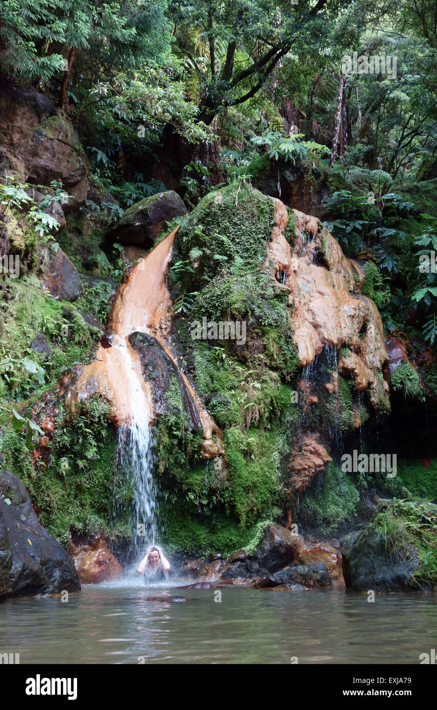 Baden in den Thermalbecken der Caldeira Velha Sao Miguel Stockfoto