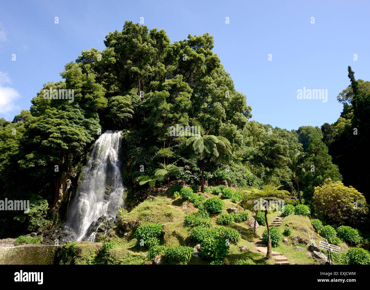 Der Wasserfall bei Ribeira Dos Caldieroes Sao Miguel Azoren Stockfoto