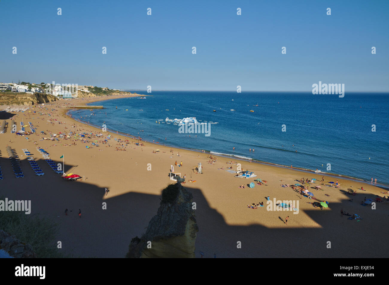 Sommer in Praia dos Pescadores (der Fischer Strand) in Albufeira, Algarve, Portugal Stockfoto