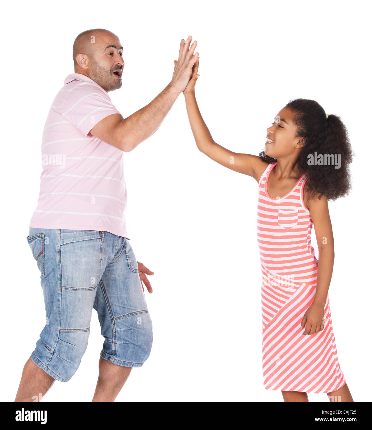 Bezauberndes süßes afrikanische Kind mit Afro-Haar trägt ein weiße-rosa gestreifte Kleid ist mit ihrem Vater. Stockfoto