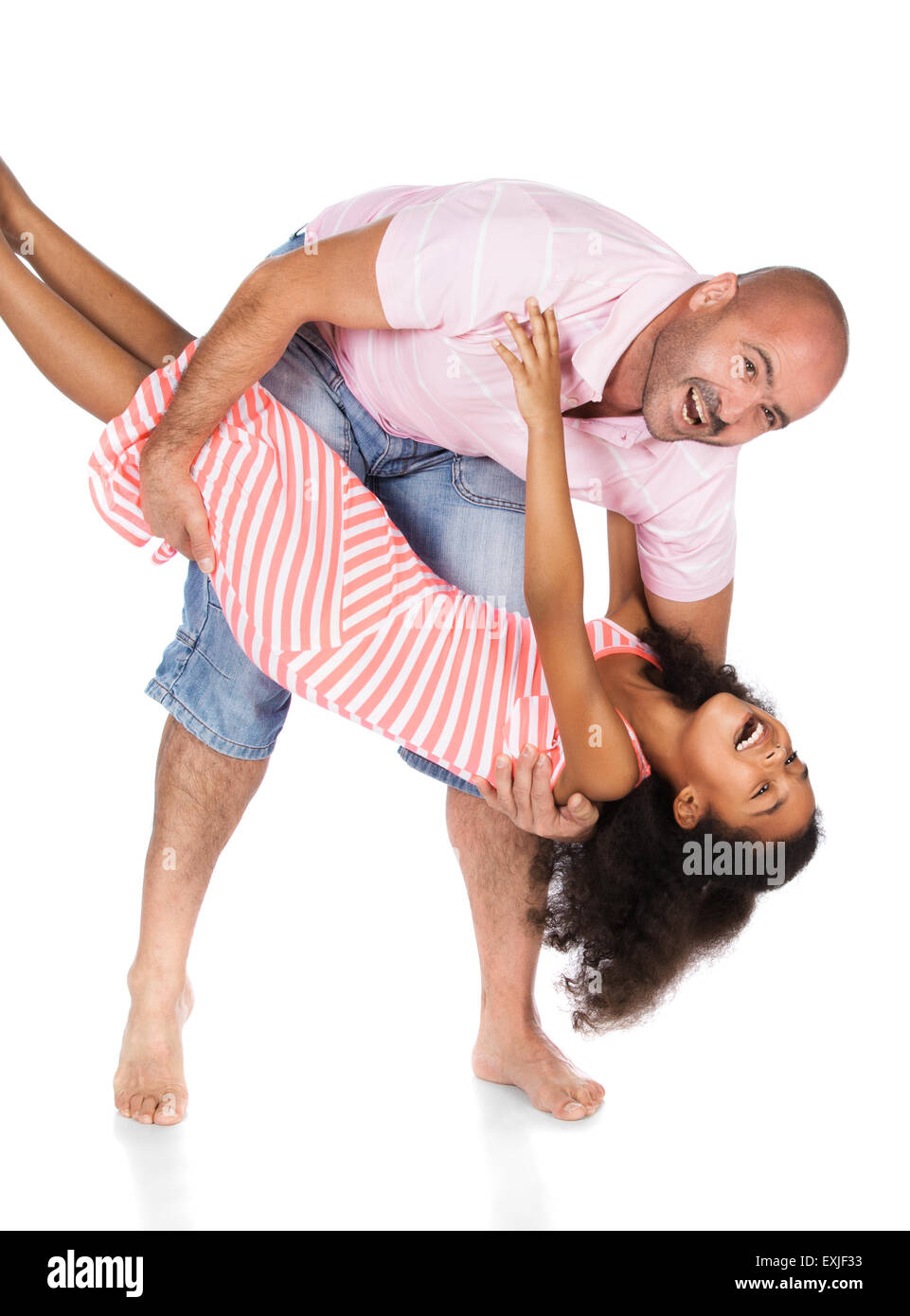 Bezauberndes süßes afrikanische Kind mit Afro-Haar trägt ein weiße-rosa gestreifte Kleid ist mit ihrem Vater. Stockfoto