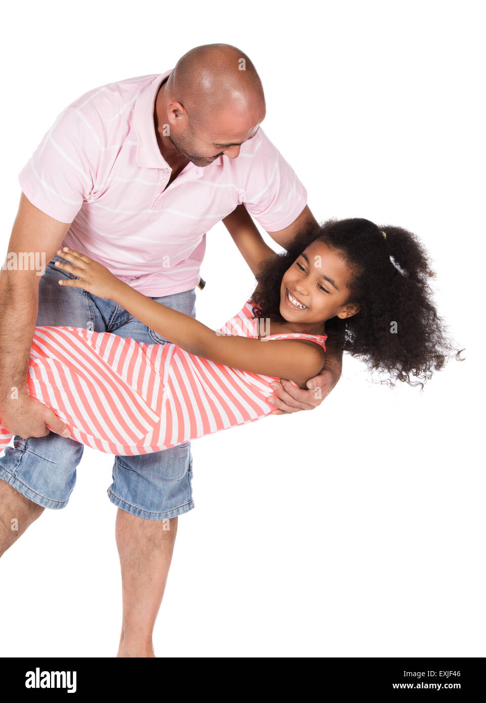 Bezauberndes süßes afrikanische Kind mit Afro-Haar trägt ein weiße-rosa gestreifte Kleid ist mit ihrem Vater. Stockfoto