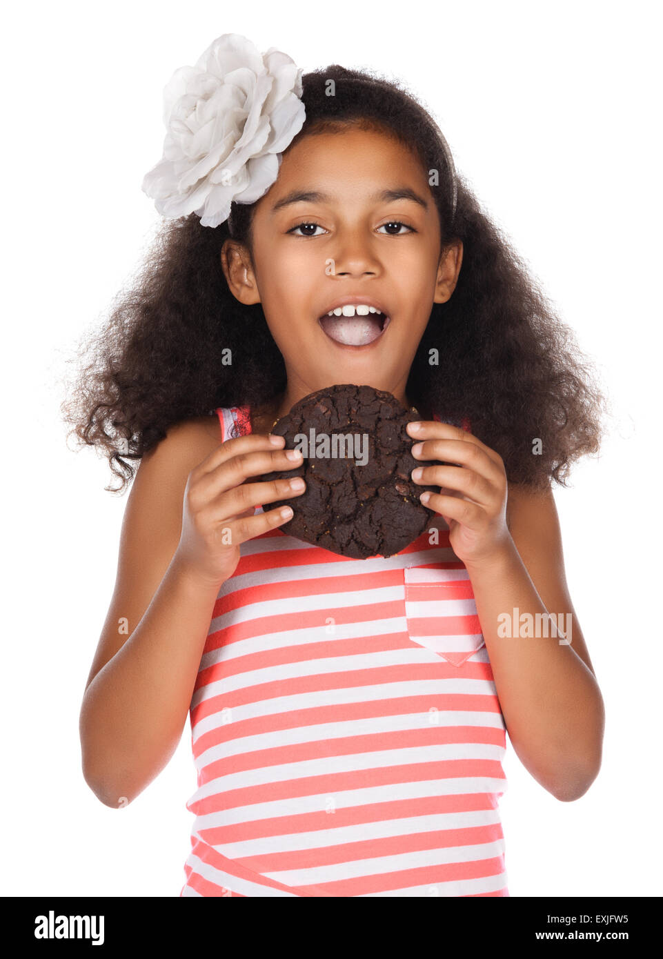 Entzückende niedliche afrikanischen Kindes mit Afro-Haar trägt ein weiße-rosa gestreifte Kleid. Das Mädchen hält eine großes Choc Chip Cookie. Stockfoto