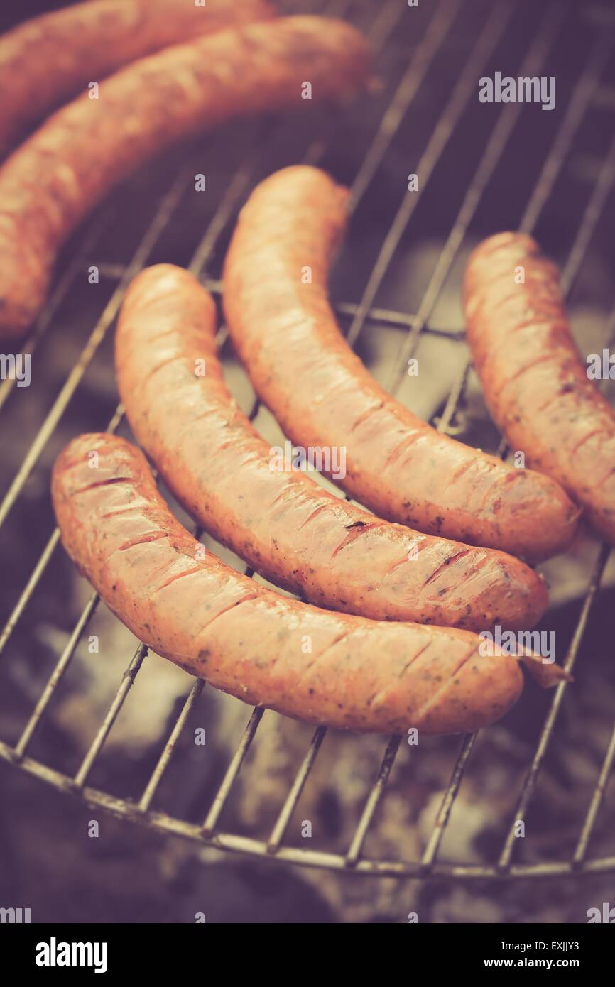 Vintage Foto vom Grill mit Würstchen. Grillen im Freien - Foto mit Vintage Stimmung Wirkung Stockfoto