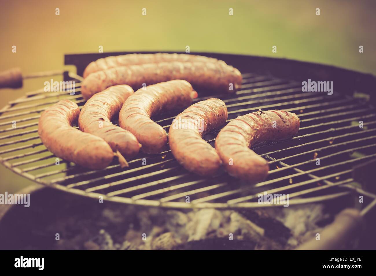 Vintage Foto vom Grill mit Würstchen. Grillen im Freien - Foto mit Vintage Stimmung Wirkung Stockfoto