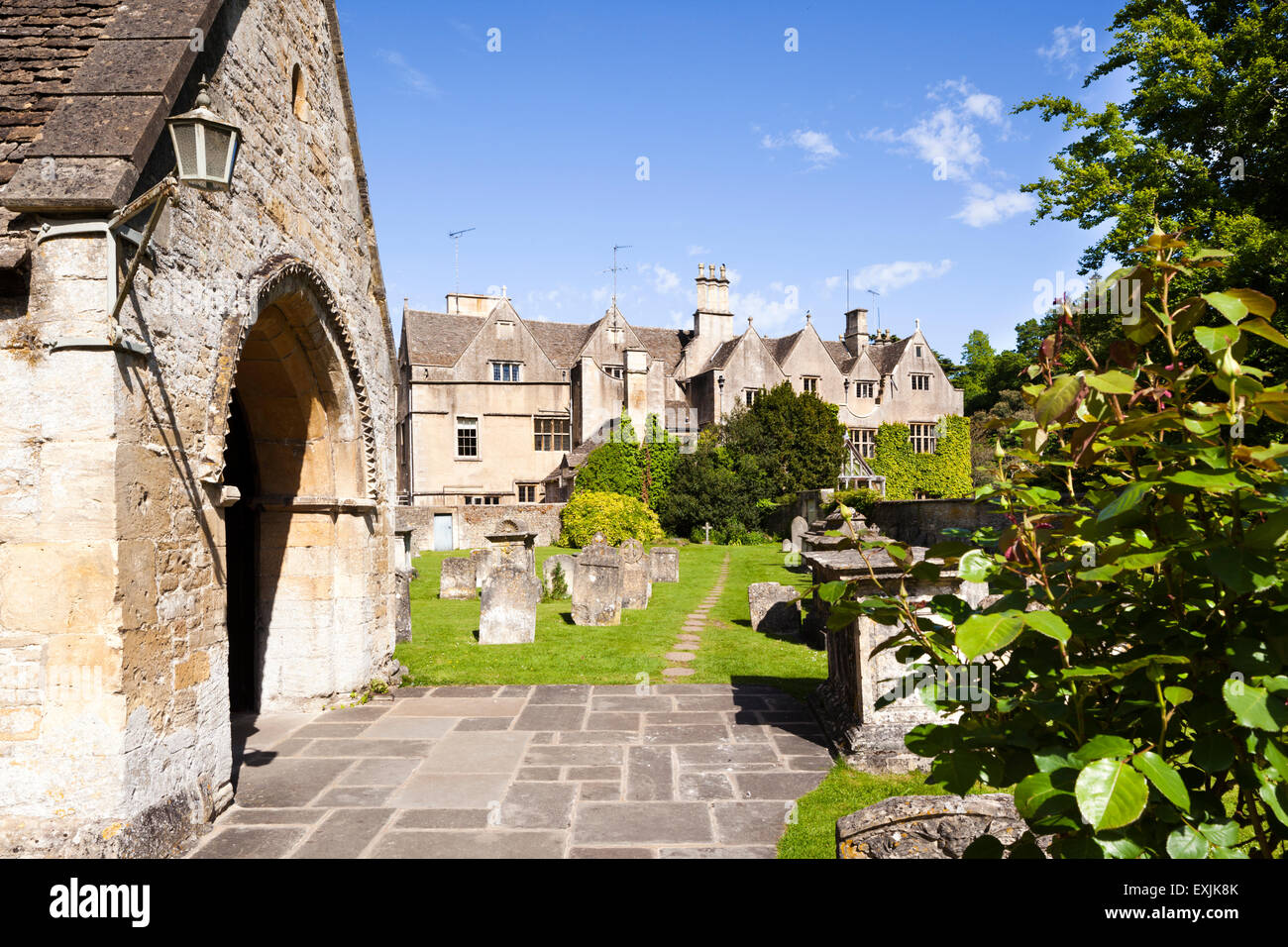 Das Bibury Court Hotel mit Blick auf den Kirchhof in Cotswold Dorf von Bibury, Gloucestershire UK Stockfoto
