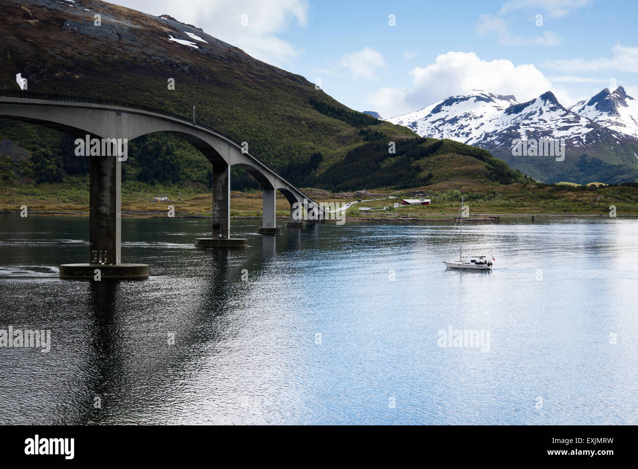 Brücke über den Fluss auf den Lofoten-Inseln Stockfoto