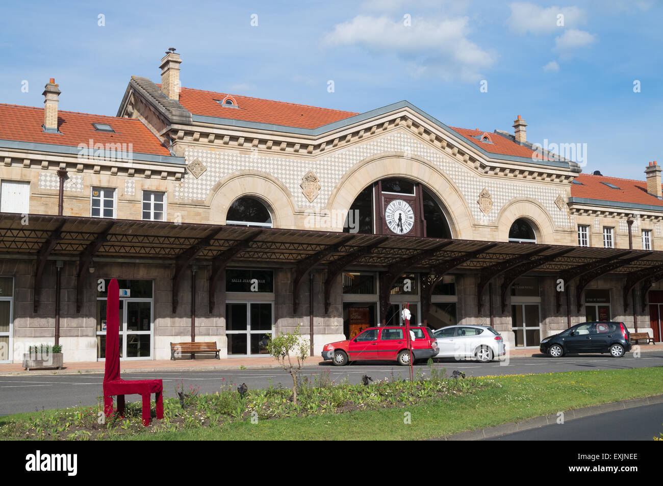 Altes Bahnhofsgebäude in Châtel-Guyon, Puy-de-Dôme, Auvergne, Frankreich, Europa Stockfoto