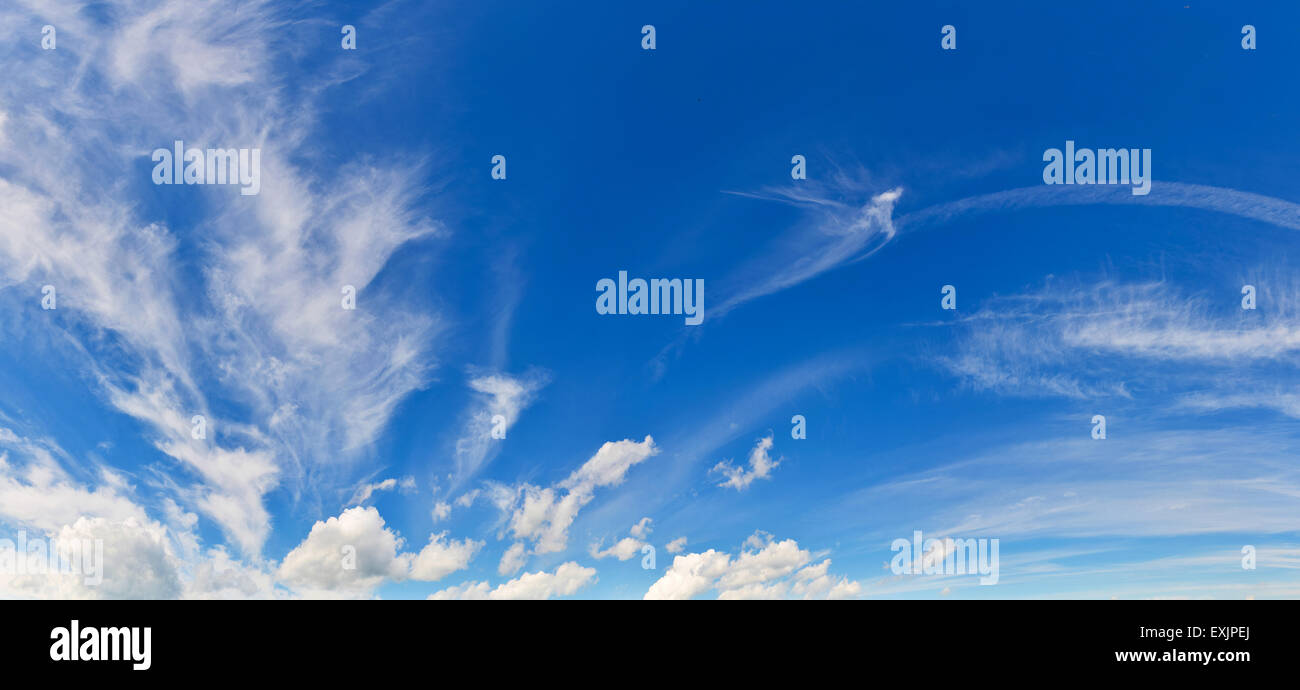 Hintergrund der dünnen Zirruswolken im Sommer Himmel. Stockfoto