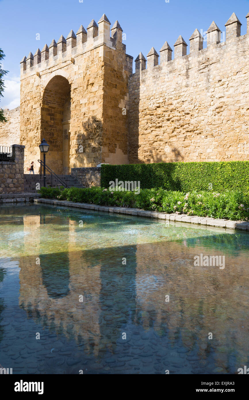 Cordoba - die mittelalterlichen Mauern der Stadt im Abendlicht und die Puerta del Almodovar Tor. Stockfoto