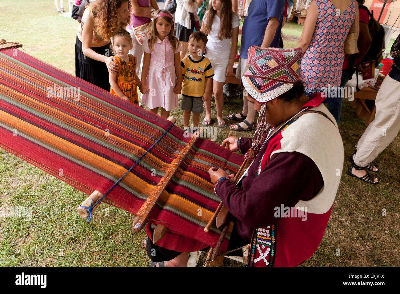 Peruanischer Mann von Chinchero weben traditionelle Stoff mit Back Strap Webstuhl Stockfoto