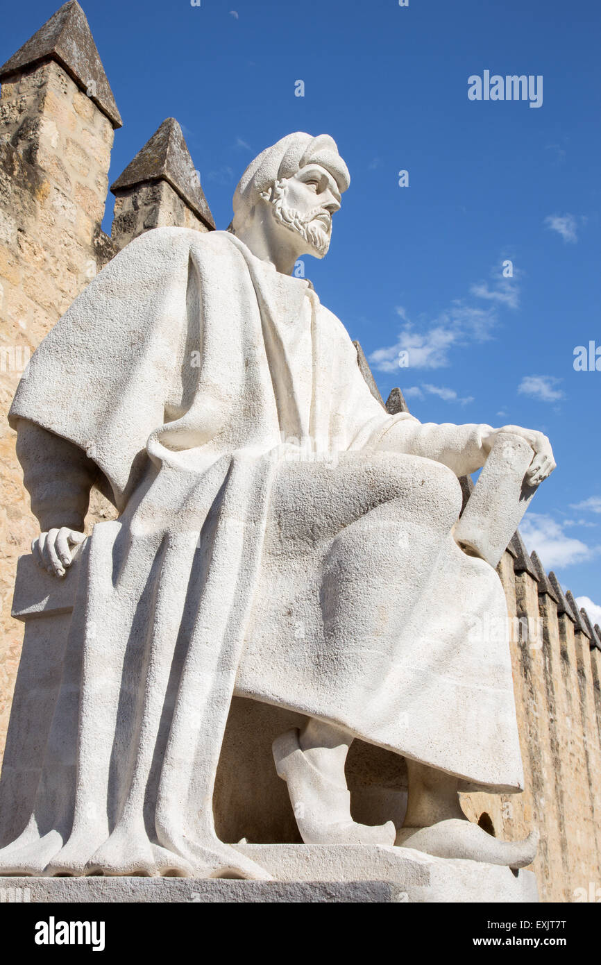 Córdoba, Spanien – 25. Mai 2015: Die Statue des mittelalterlichen arabischen Philosophen Averroes von Pablo Yusti Conejo (1967) und die mittelalterliche Stockfoto