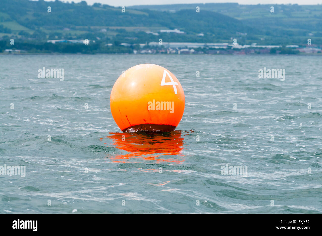 Orange mit der Nummer 4 in Belfast Lough Boje Stockfoto