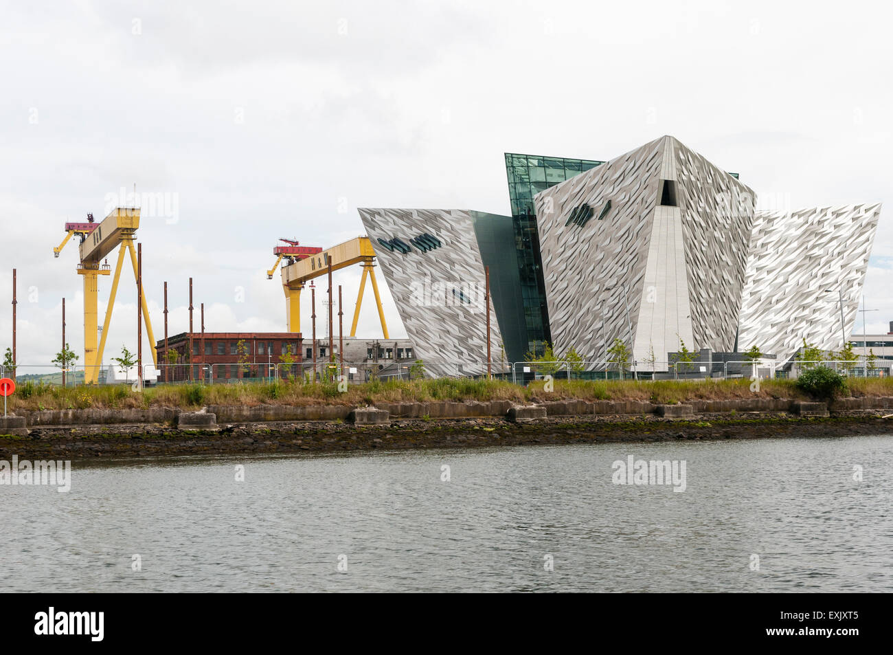 Titanic Belfast mit der berühmten gelben Kräne, Samson und Goliath. Stockfoto