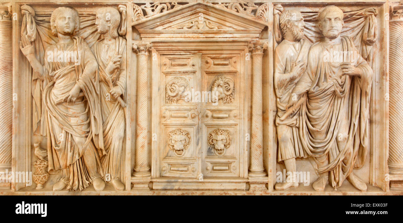 Córdoba, Spanien – 25. Mai 2015: Der Marmor antike römische Grabstein aus dem Jahr 225 mit dem Tor zum Hades im Zentrum im Alcazar Stockfoto