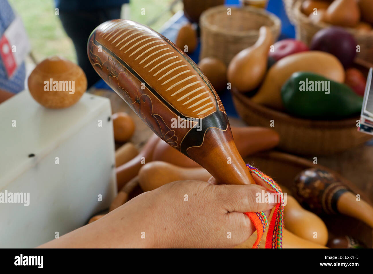 Guiro, lateinamerikanische Percussion-Instrument aus einem Kürbis gefertigt Stockfoto