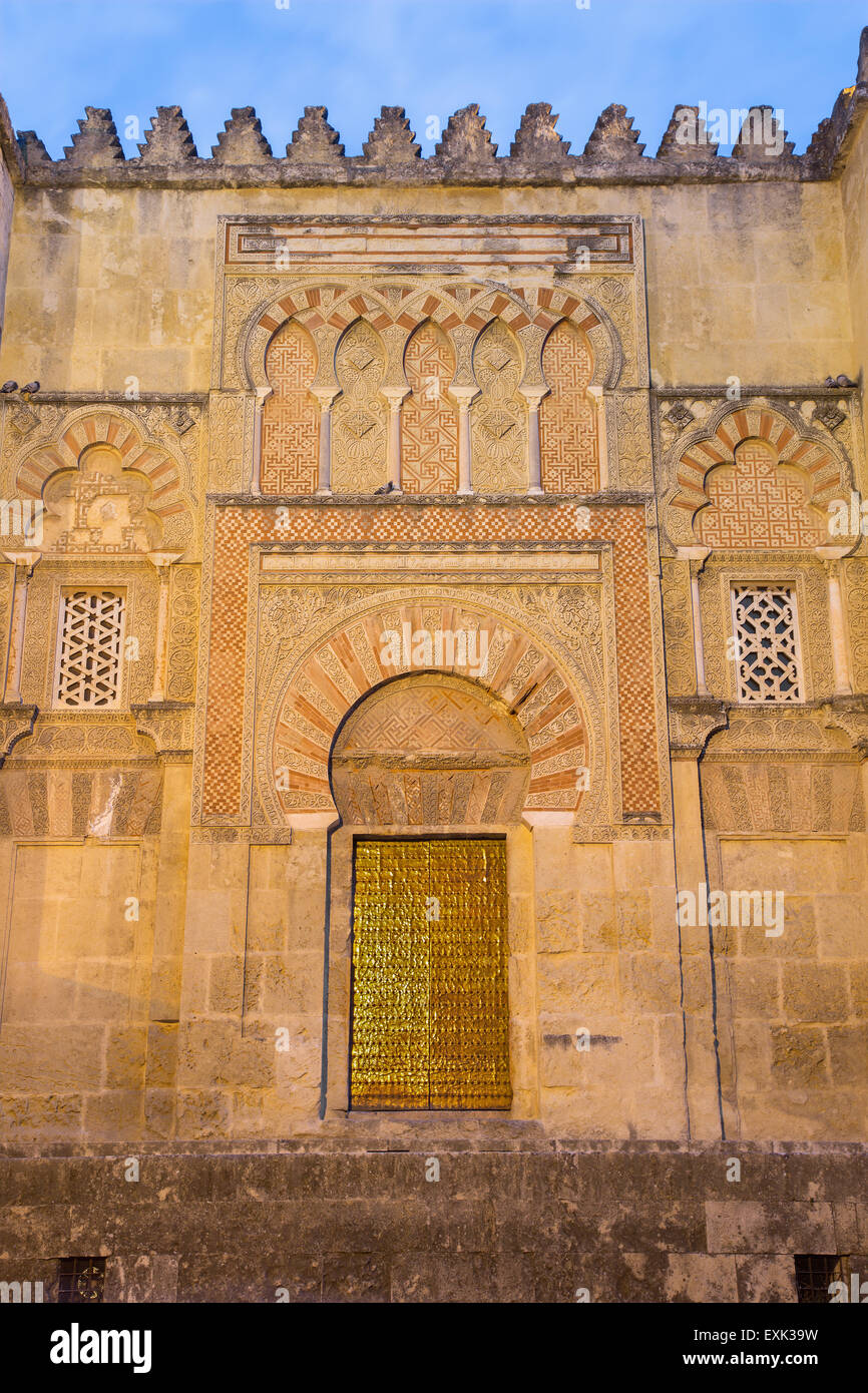 Córdoba, Spanien – 25. Mai 2015: Die Mudéjar Portal der Cathedra in der Abenddämmerung. Stockfoto