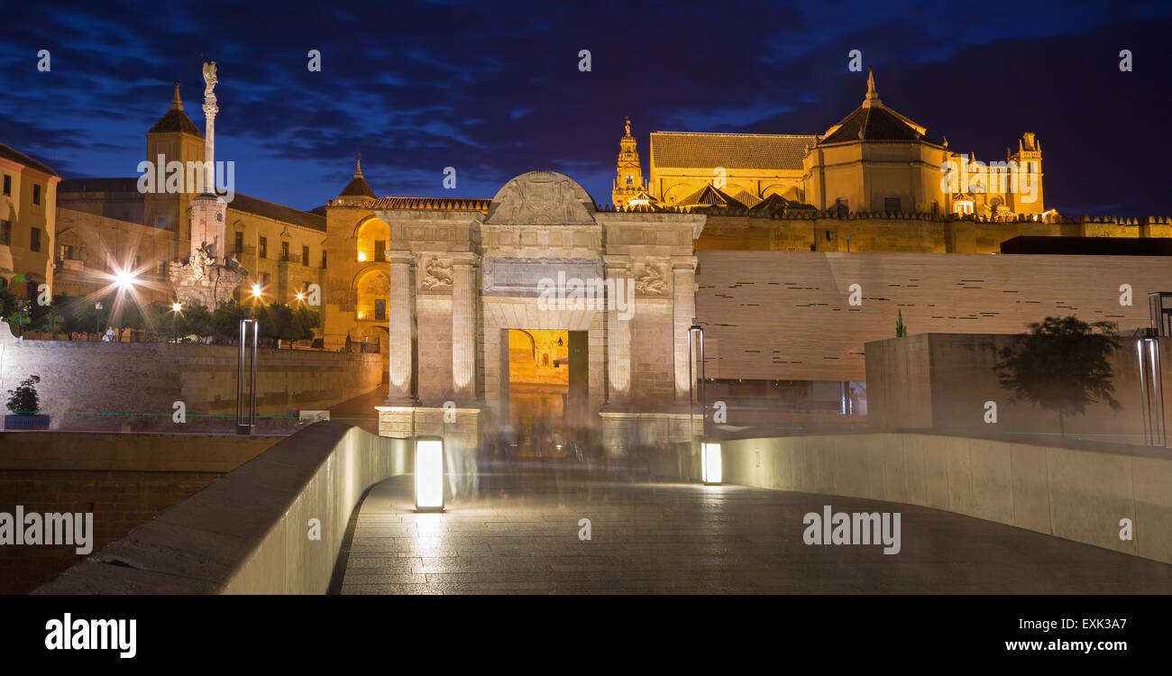 Cordoba - das römische Tor und die Kathedrale in der Abenddämmerung Stockfoto