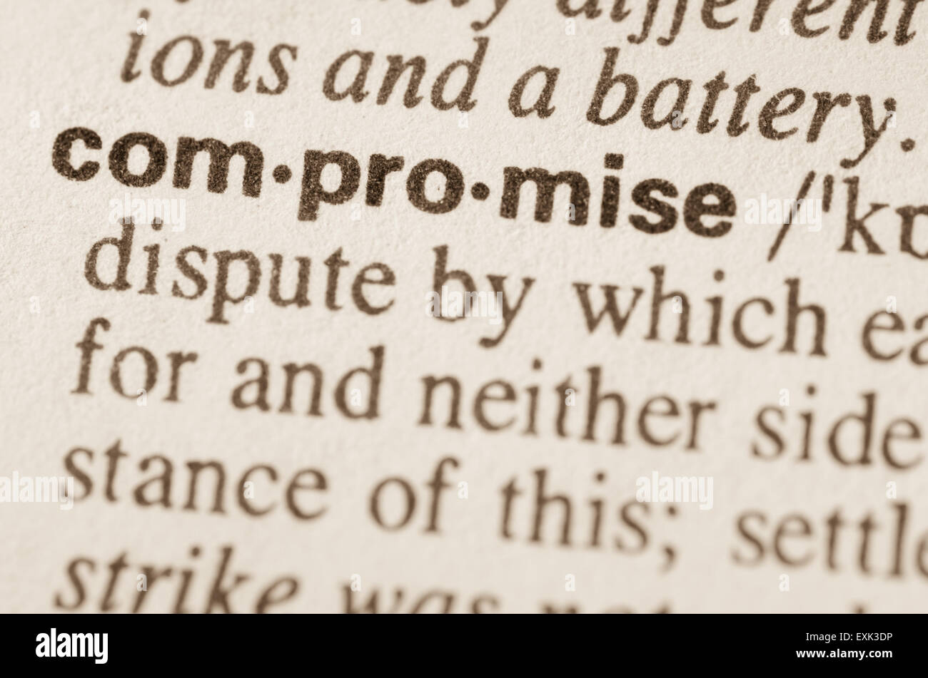 Definition des Wortes Kompromiss im Wörterbuch Stockfoto