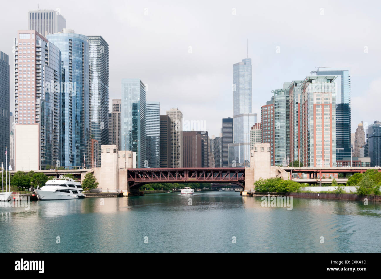 Blick auf Hochhäuser entlang des Chicago River Lake Shore Drive Doppelstock-Bascule Outer Drive Brücke kreuzt. Stockfoto