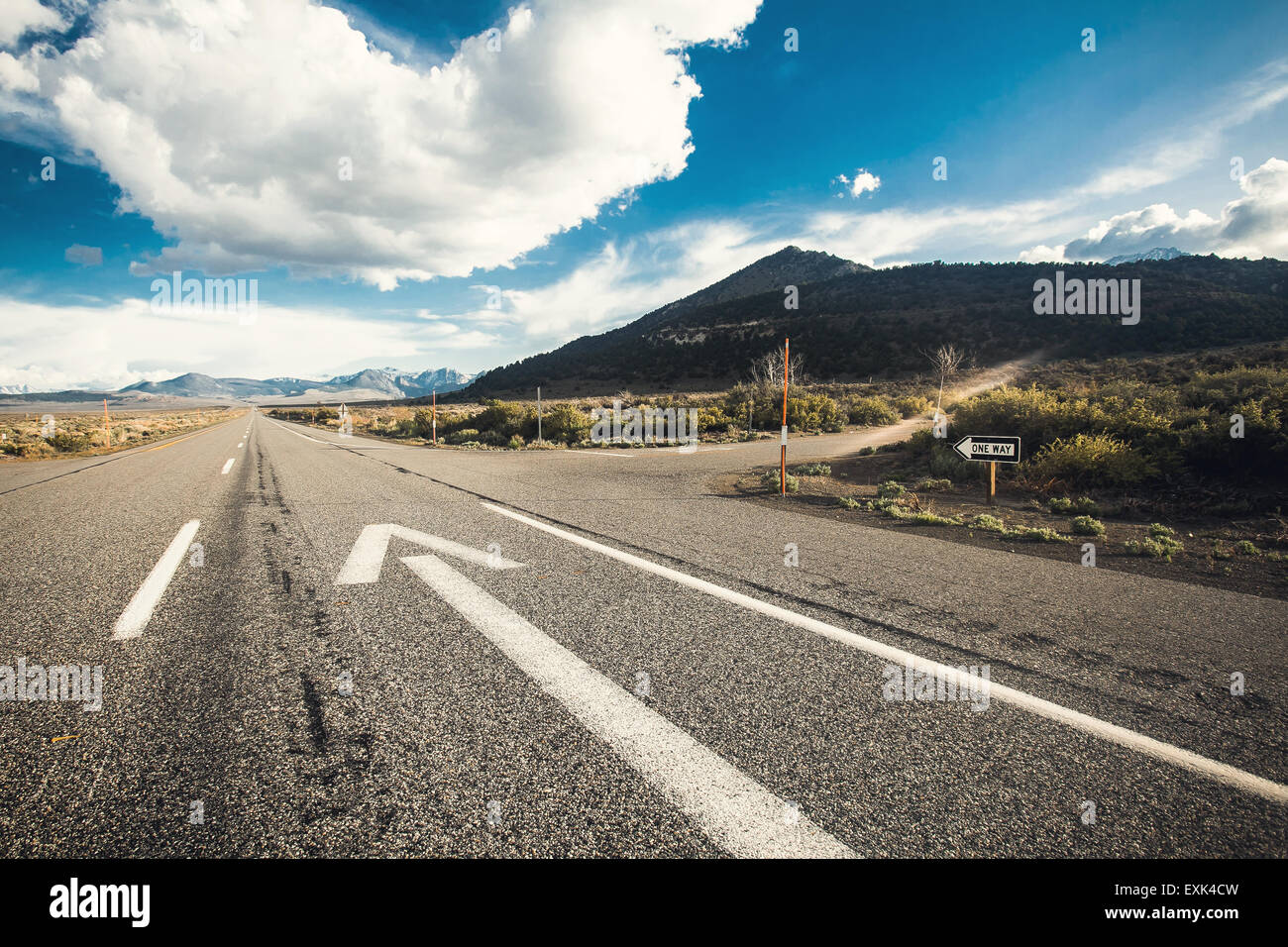 Weitwinkel-Bild des Fahrens auf einer leeren Straße durch die wunderschöne Landschaft am sonnigen Tag. Konzept-Vision für das weitere Vorgehen Stockfoto